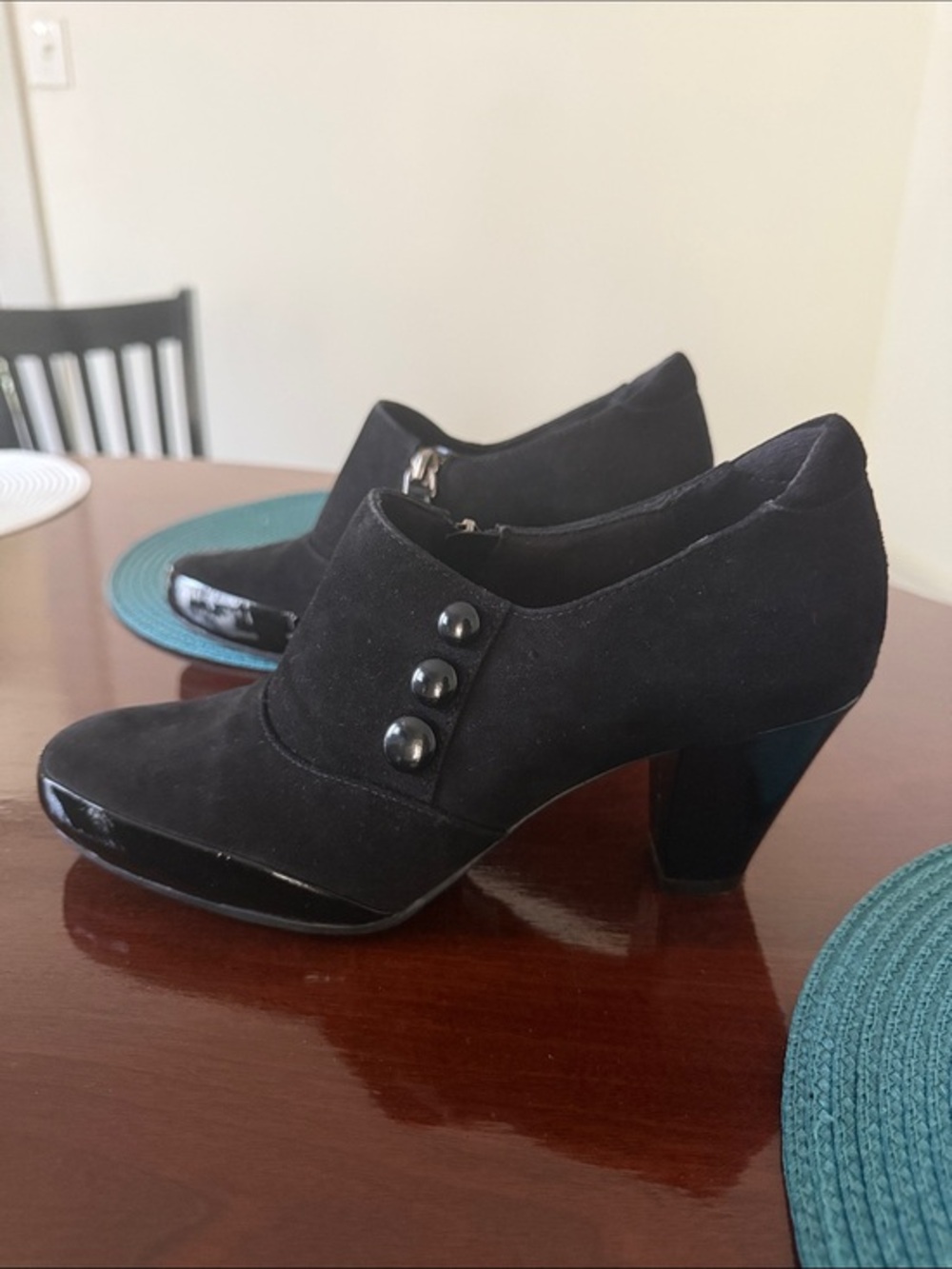 Clark’s Artisan Black Suede Diamond Trust Button-Accent Women's Heel 7M Like New